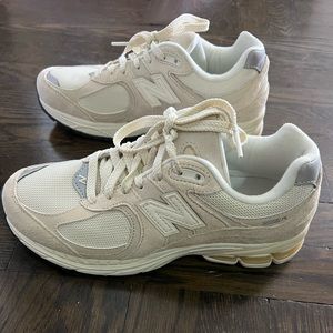New Balance 2002r 7.5 womens
